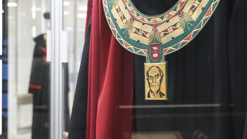 Výstava insignií a archiválií brněnských univerzit v Moravském zemském muzeu