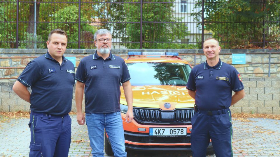 Zástupci dobrovolných hasičů v Karlovarském kraji: Vítězslav Homolka z Pozorky, Jiří Kiss z Chodova a Jaromír Fejt ze Žlutic