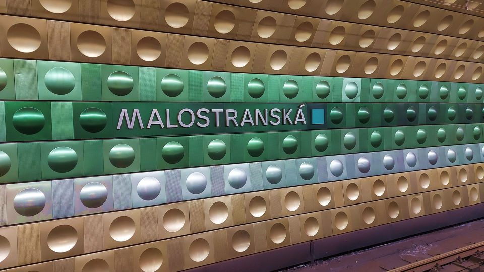Ve stanici Malostranská jsou na zdech eloxované hliníkové výlisky ve tvaru konvexních a konkávních čoček