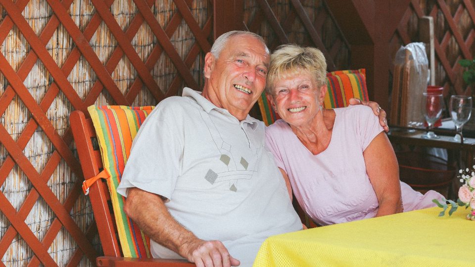 Manželé Soukupovi si užívají pohodu v pergole