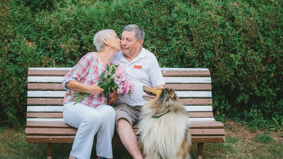 Věra a Zdeněk Pelcovi si pořád projevují lásku | foto: Jana Volková Věra a Zdeněk Pelcovi si pořád projevují lásku