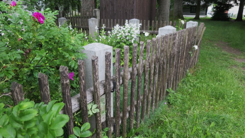 Plaňkový plot z kulatiny v památkové rezervaci Betlém v Hlinsku