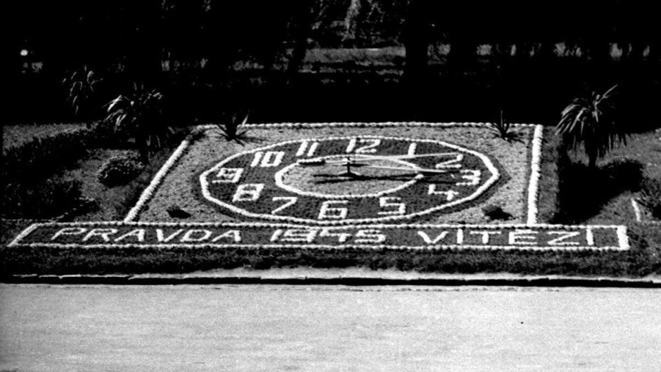 V roce 1945 zahradníci na hodinách vysázeli nápis Pravda vítězí