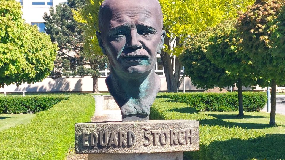 Busta Eduarda Štorcha v Ostroměři nedaleko muzea
