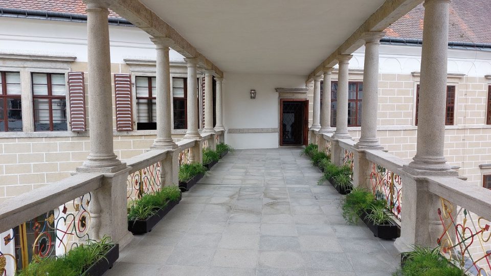 Po zámecké arkádě se procházely filmové princezny | foto: Irena Šarounová, Český rozhlas Po zámecké arkádě se procházely filmové princezny