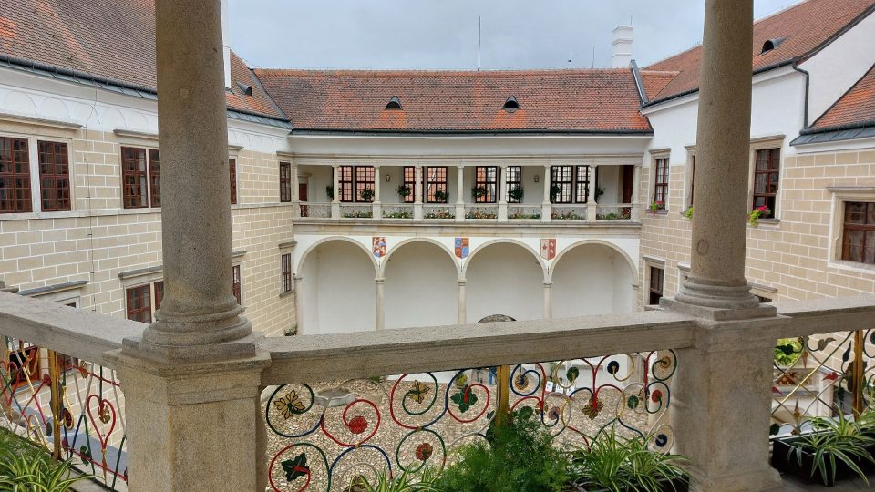 Zámek se pyšní krásnými arkádami | foto: Irena Šarounová, Český rozhlas Zámek se pyšní krásnými arkádami