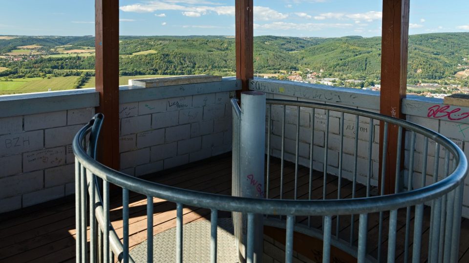 Na krytou vyhlídkovou plošinu v nejvyšším patře vede krátké točité schodiště | foto: Zdeněk Truhlář, Český rozhlas Na krytou vyhlídkovou plošinu v nejvyšším patře vede krátké točité schodiště