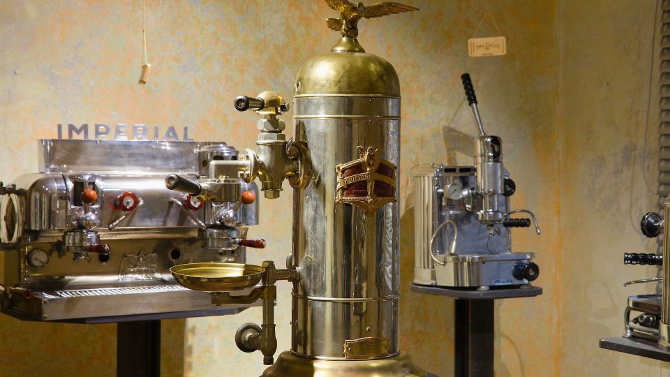 Sloupový kávovar z roku 1930