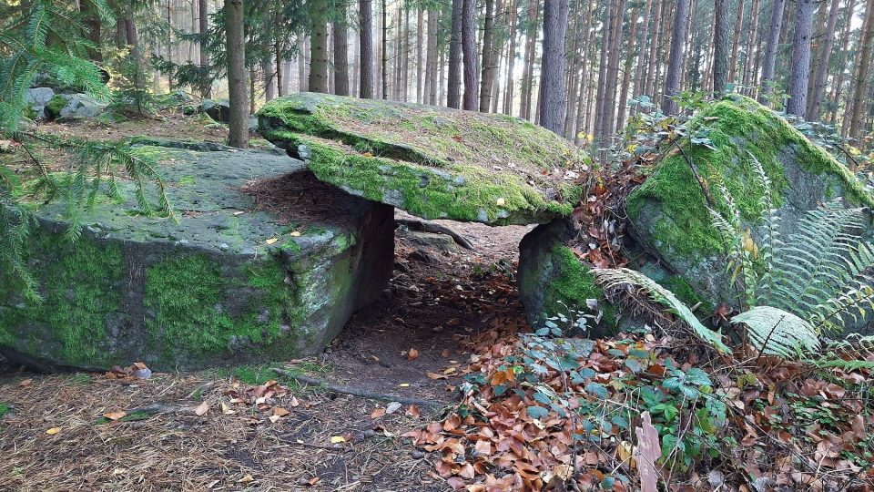 Průhled pod dolmenem je orientovaný směrem východ-západ | foto: Zdeněk Zajíček, Český rozhlas Průhled pod dolmenem je orientovaný směrem východ-západ