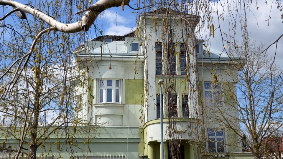 Hostinec u Tyšerů známý jako Houtyš, oblíbený mezi nezávislými umělci, byl v tomto domě provozován od roku 1928