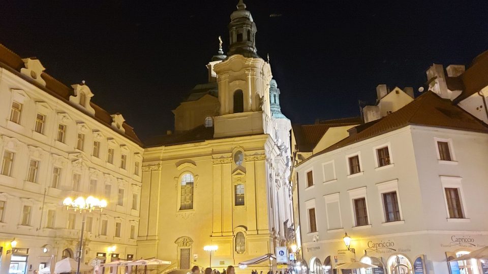 Náměstí Franze Kafky s kostelem sv. Mikuláše