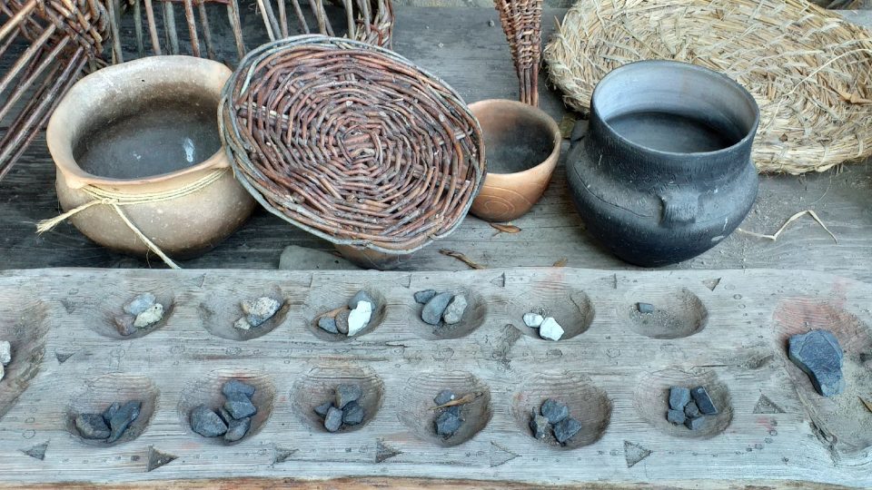 I v pravěku byli lidé hraví. Takto vypadala starobylá hra AWALÉ | foto: Stanislava Brádlová, Český rozhlas I v pravěku byli lidé hraví. Takto vypadala starobylá hra AWALÉ