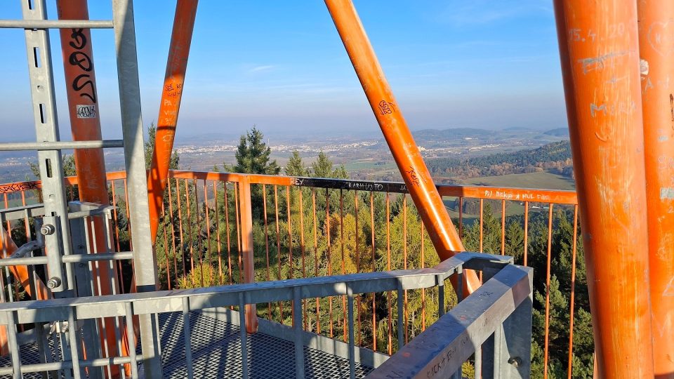 Na vyhlídku kbílské rozhledny musíte vyšlapat 150 schodů | foto: Zdeněk Zajíček, Český rozhlas Na vyhlídku kbílské rozhledny musíte vyšlapat 150 schodů