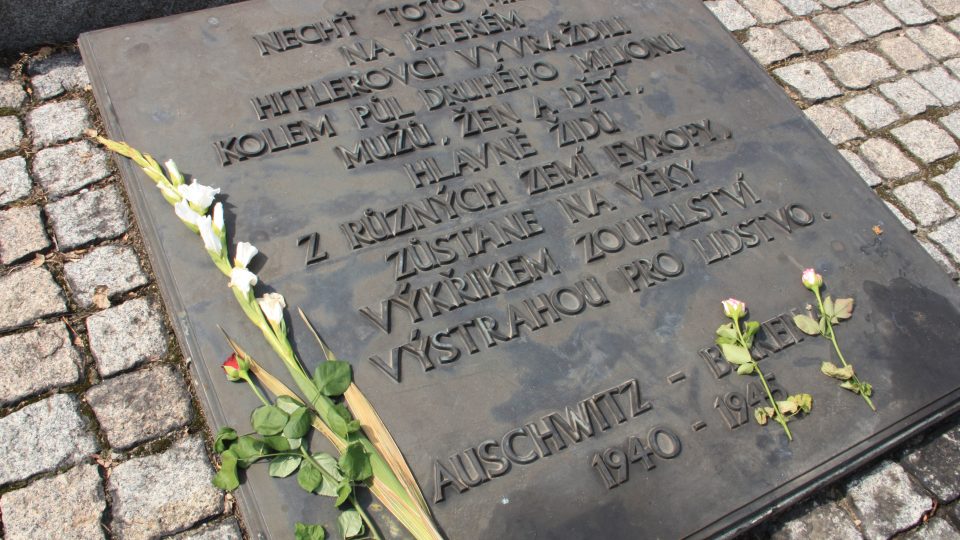 Pamětní deska obětem holokaustu v Osvětimi