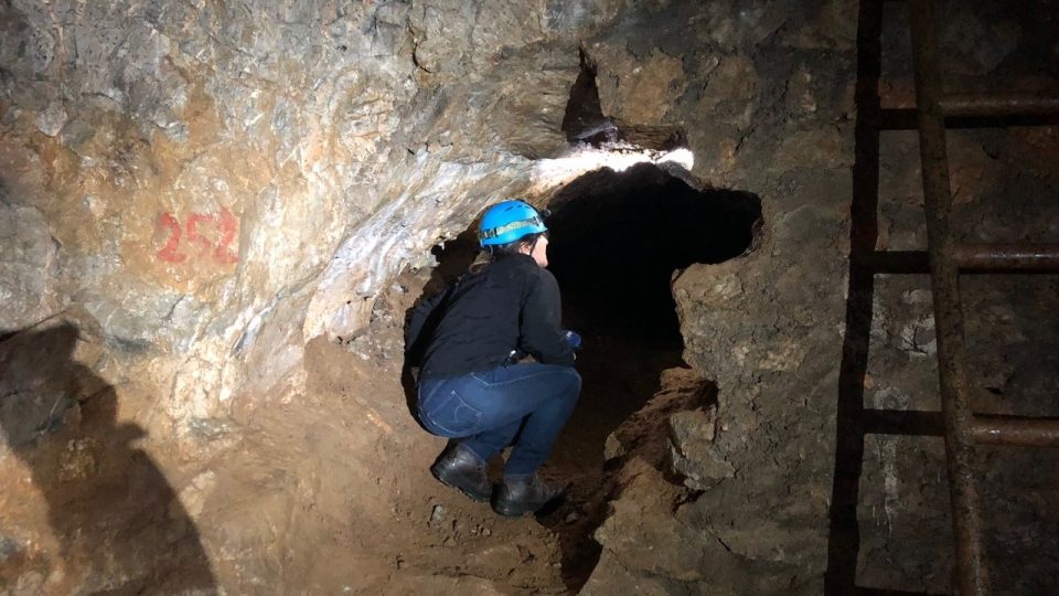 Starší okruh návštěvníky vedl takzvaným krytem – tajným podzemním velitelstvím, které v roce 1961 vestavěla armáda do jeskynní chodby jako samostatný objekt
