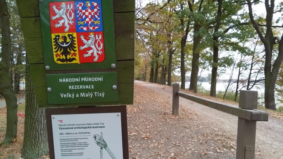 Hráz rybníka Velký Tisý a vstup do Národní přírodní rezervace Velký a Malý Tisý upozorňuje na nutnost dodržování pravidel