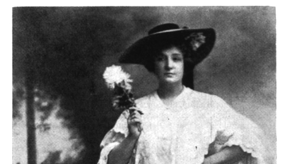 Nellie Melba, australská operní pěvkyně, která zde vystoupila, dala jméno známému dezertu Peach Melba | foto: Divadelní archiv Národního divadla Nellie Melba, australská operní pěvkyně, která zde vystoupila, dala jméno známému dezertu Peach Melba