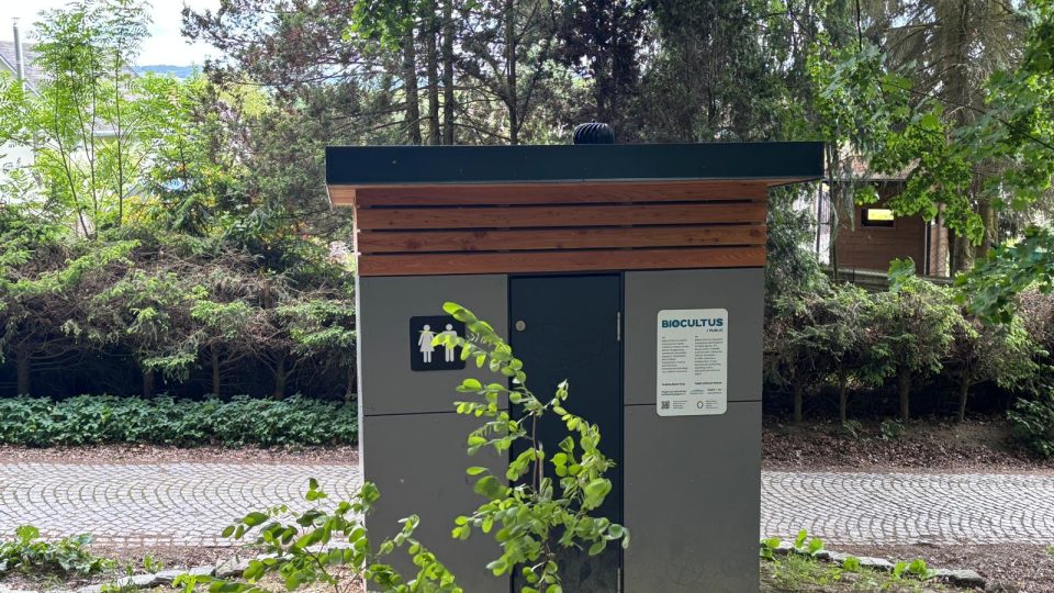 Novinkou je v lesoparku ekologický záchod | foto: Pavel Halla, Český rozhlas Novinkou je v lesoparku ekologický záchod