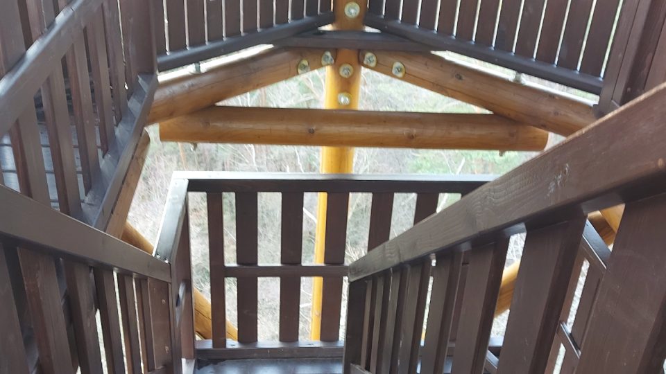 Vnitřek Drtinovy rozhledny - výstup je po širokých dřevěných schodech velmi pohodlný