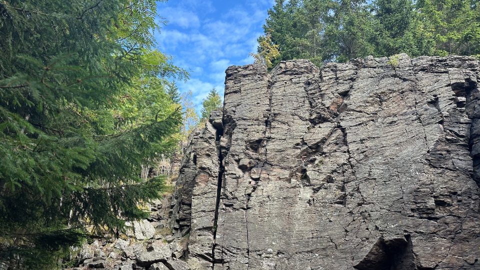 Skalní bloky jsou rozeseté na malé ploše, ale každý má svůj charakter | foto: Jana Strejčková, Český rozhlas Skalní bloky jsou rozeseté na malé ploše, ale každý má svůj charakter