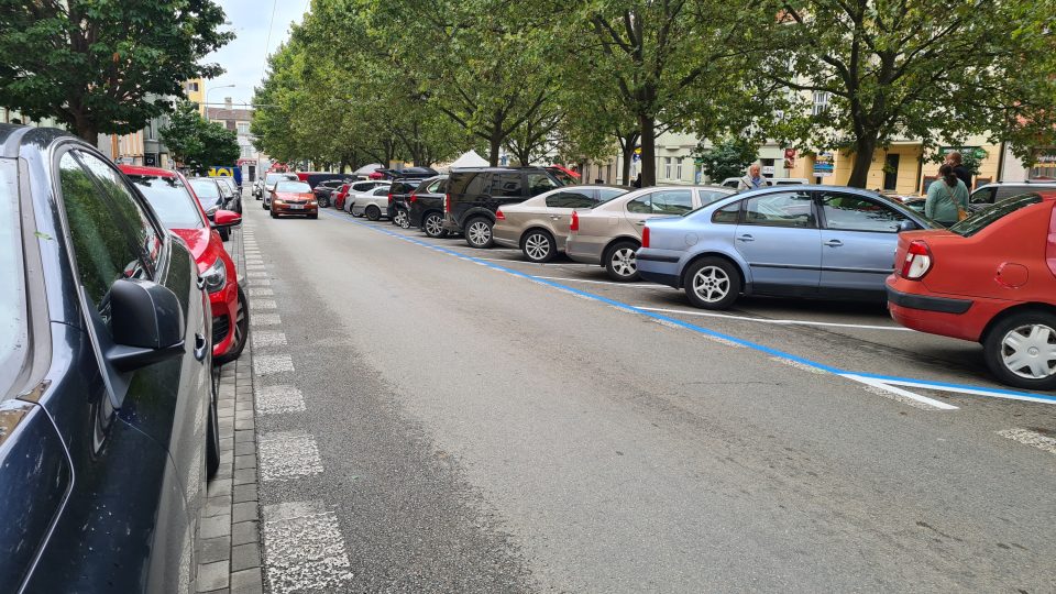 Parkovací modré zóny v Brně platí v další části Králova Pole