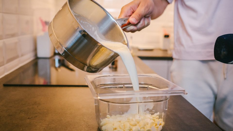 Bílou čokoládu zalijeme horkou smetanou, tím se rozpustí