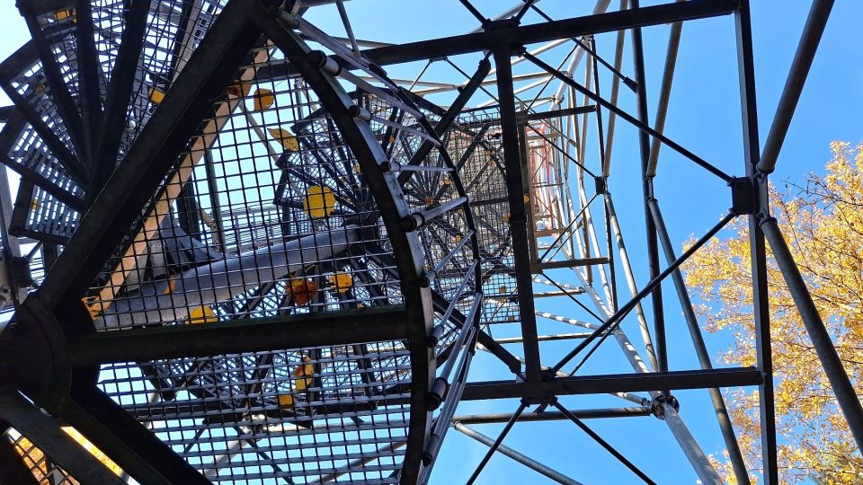 Rozhledna Kbíl není vhodná pro návštěvníky, kteří trpí závratí | foto: Zdeněk Zajíček, Český rozhlas Rozhledna Kbíl není vhodná pro návštěvníky, kteří trpí závratí