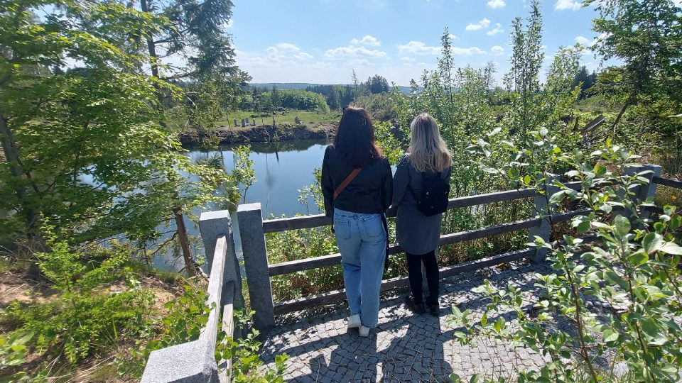 Na zatopený lom poblíž Srní u Hlinska se můžete podívat z nové vyhlídky