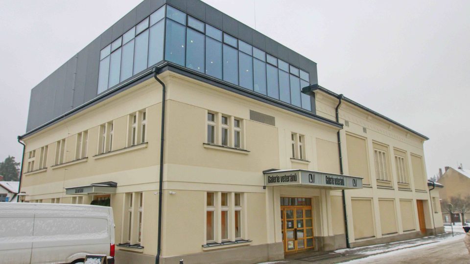 Galerie veteránů Turnov vznikla přestavbou bývalého kina, z promítací kabiny se stala kavárna s výhledem na Turnov | foto: Jaroslav Hoření, Český rozhlas Galerie veteránů Turnov vznikla přestavbou bývalého kina, z promítací kabiny se stala kavárna s výhledem na Turnov