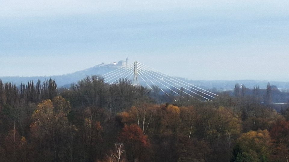 Výhled na Kunětickou horu překryl nový lanový most