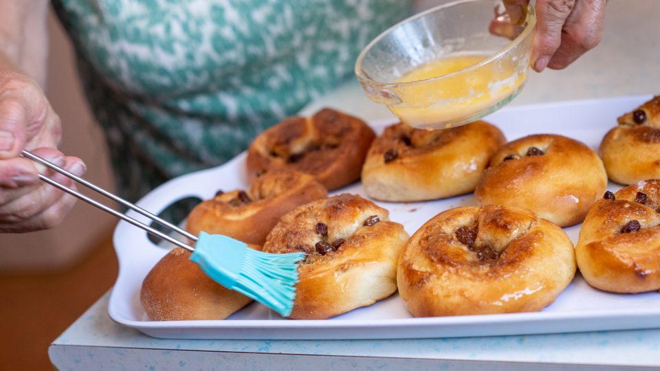 Ještě horké točence potíráme rozpuštěným máslem s rumem