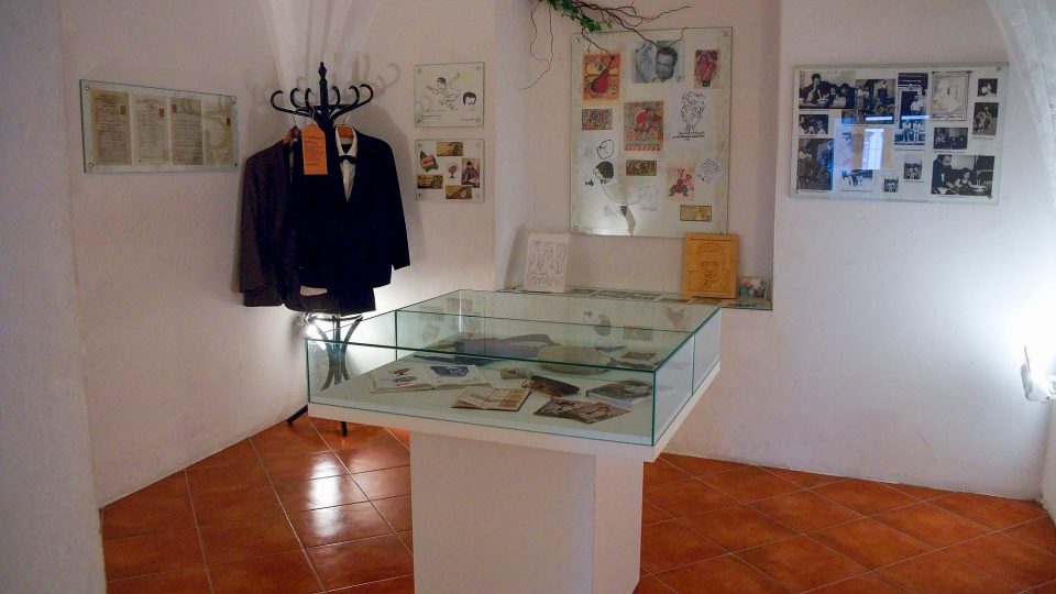 Expozice je věnovaná jeho tvorbě i osobnímu životu Vladimíra Menšíka
