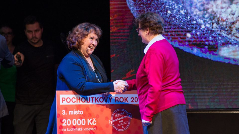 Naďa Konvalinková předává cenu za 3. místo