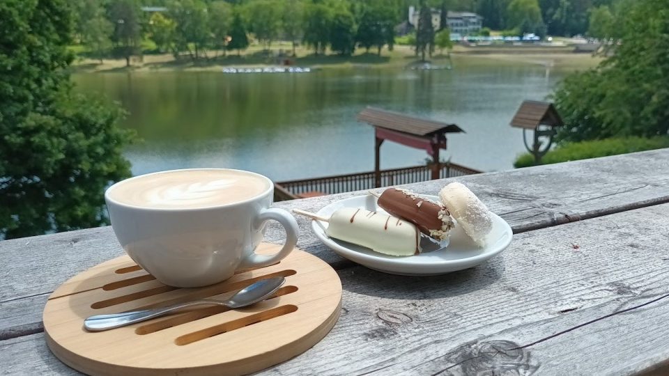 Jedna z kaváren u přehrady nabízí kávu z vlastní pražírny, domácí zmrzlinu i zákusky