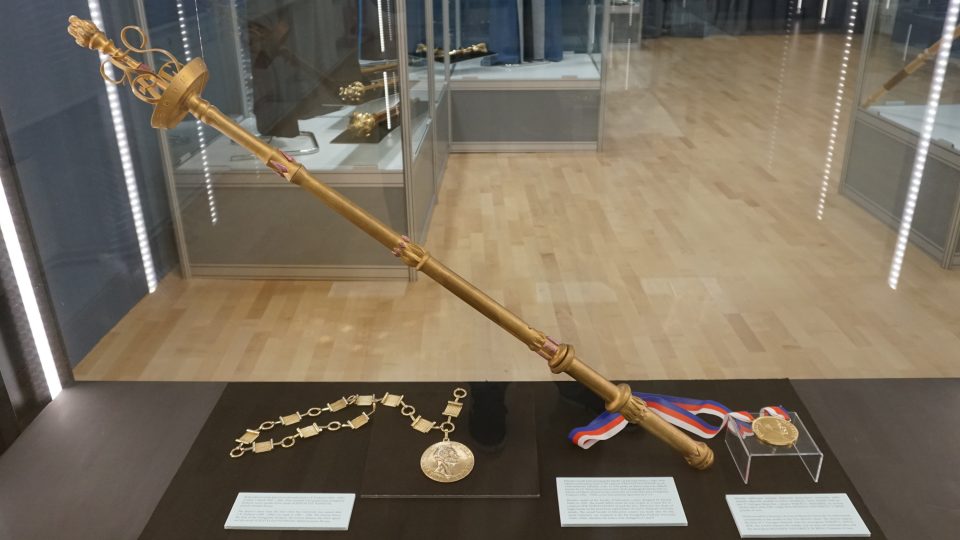 Výstava insignií a archiválií brněnských univerzit v Moravském zemském muzeu