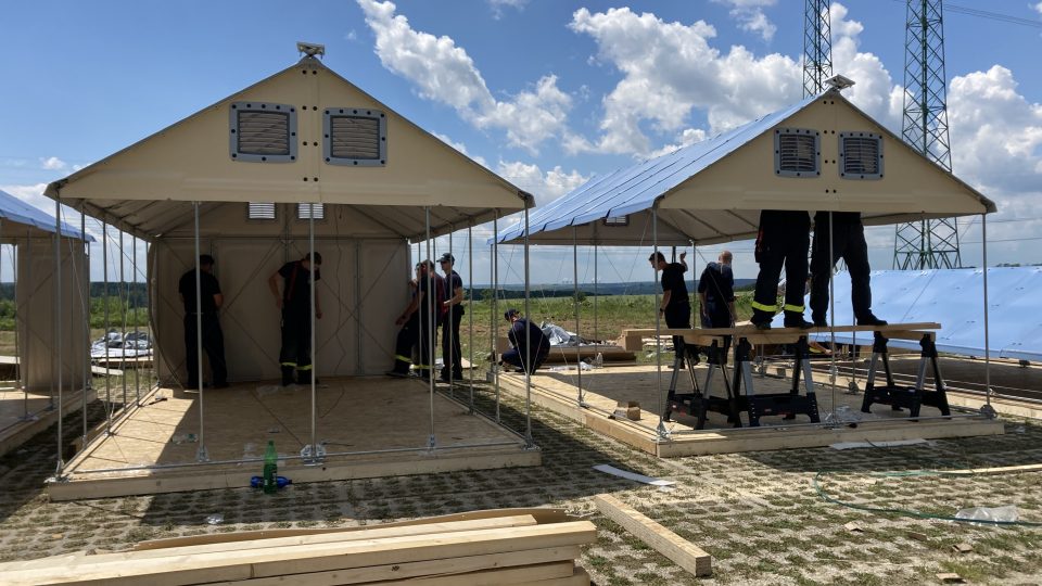 U Masarykova okruhu v Brně staví hasiči stanové městečko pro uprchlíky z Ukrajiny