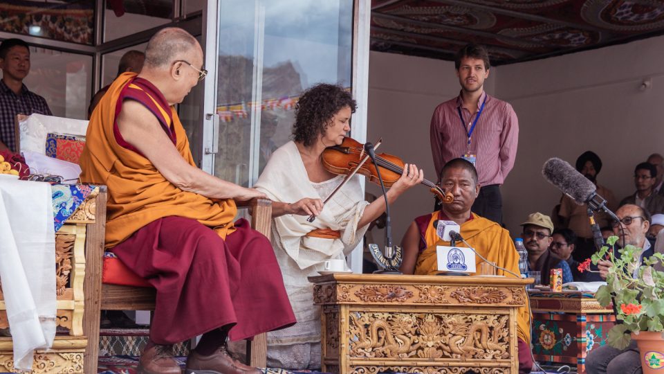 Iva Bittová hraje pro Dalajlámu v průběhu návštěvy Himálajské školy
