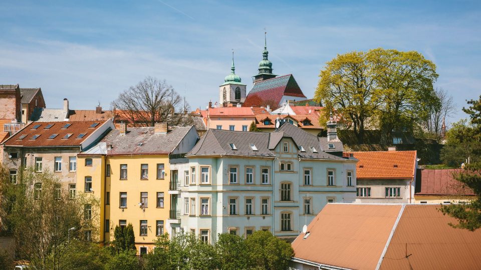 Pohled od řeky na kostel sv. Jakuba Většího s výjimečně dochovaným krovem z roku 1539. Jeho charakteristická strmá střecha s glazovanou pálenou krytinou patří k dominantám Jihlavy