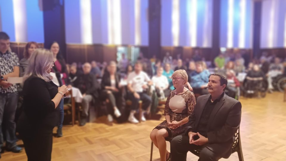 Manželé Bráborcovi při oslavě 35. výročí Denního stacionáře Mateřídouška | foto: Eva Jandáková, Český rozhlas Manželé Bráborcovi při oslavě 35. výročí Denního stacionáře Mateřídouška