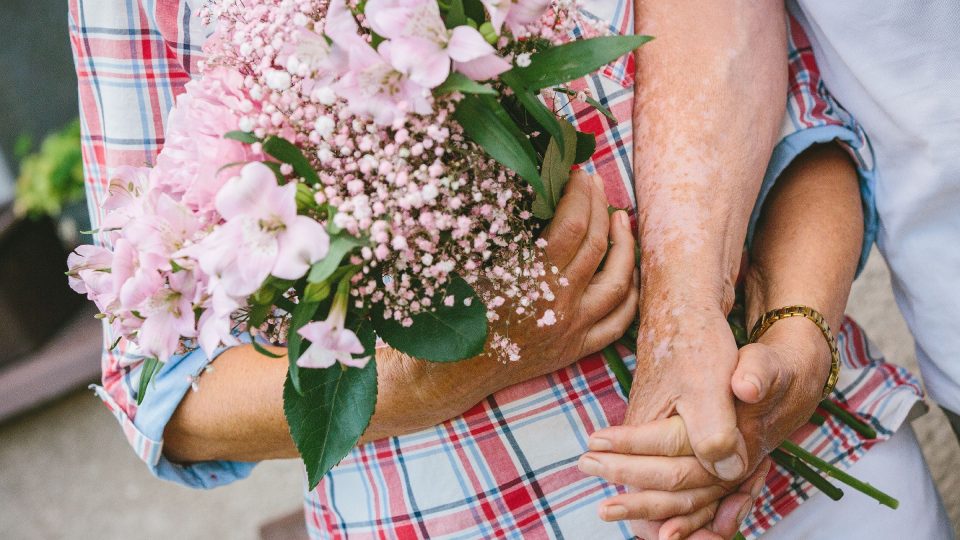 Věra a Zdeněk Pelcovi si pořád projevují lásku | foto: Jana Volková Věra a Zdeněk Pelcovi si pořád projevují lásku