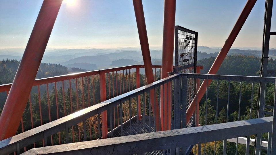 Z vyhlídkové plošiny se otevírá úchvatné panorama Šumavy | foto: Zdeněk Zajíček, Český rozhlas Z vyhlídkové plošiny se otevírá úchvatné panorama Šumavy
