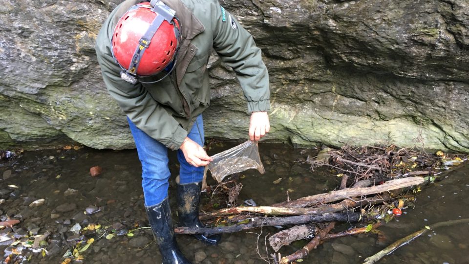 Plastů v jeskyních Moravského krasu přibylo, odhalují zatížení krajiny
