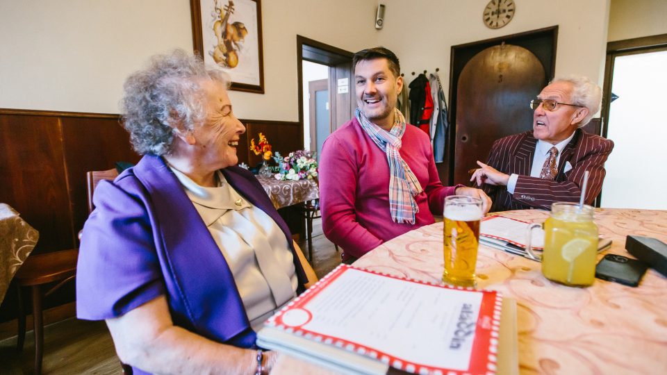 Manželé Prokešovi s Patrikem Rozehnalem při povídání