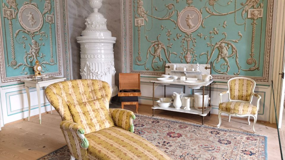 K vidění je porcelánová sada toaletních potřeb včetně nočníku | foto: Jiří Trnka, Český rozhlas K vidění je porcelánová sada toaletních potřeb včetně nočníku