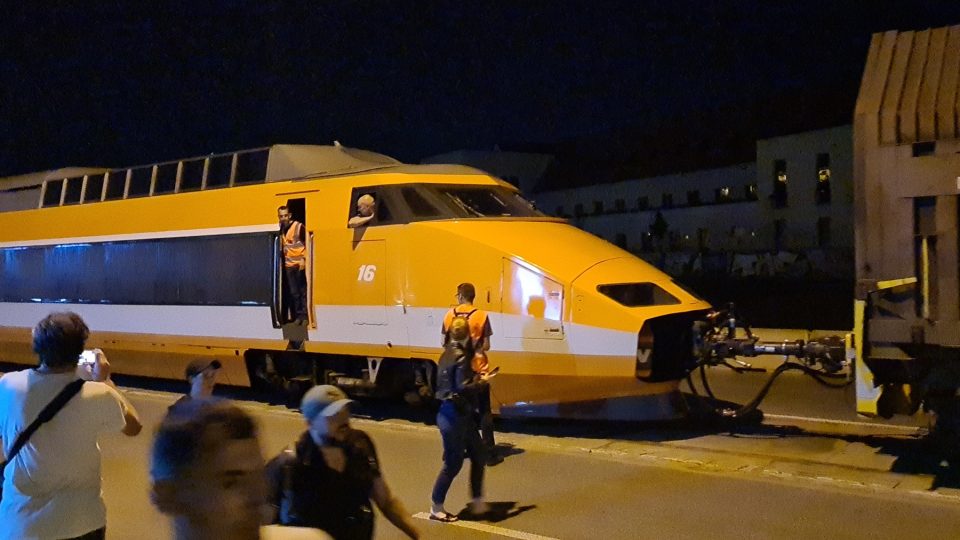 Příjezd rychlovlaku TGV na brněnské výstaviště