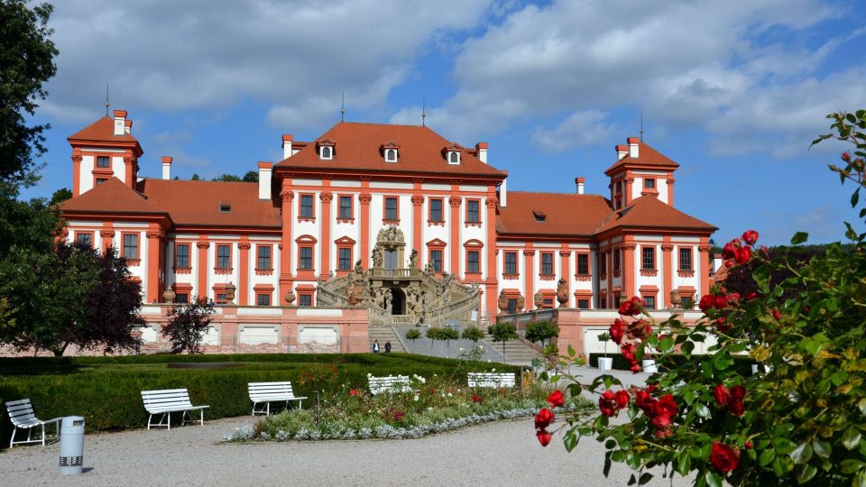 Trojský zámek, vila zámeckého typu, nízká stavba v kombinaci barev terakotová a bílá