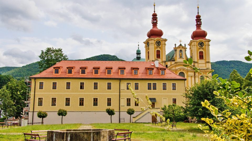 Klášterní zahrada, klášter a bazilika Navštívení Panny Marie v Hejnicích | foto: Jaroslav Hoření, Český rozhlas Klášterní zahrada, klášter a bazilika Navštívení Panny Marie v Hejnicích