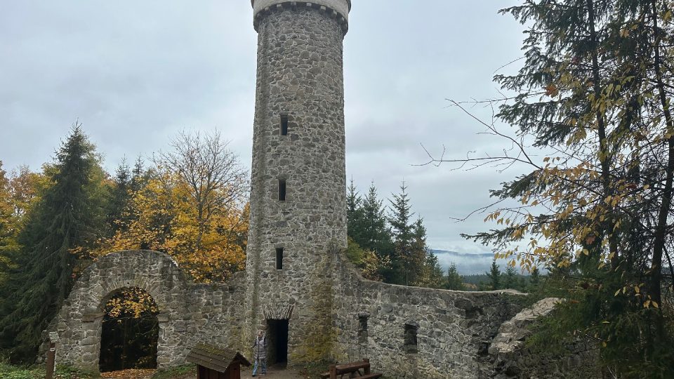 Romantická kamenná věž Hamelika se nad Mariánskými Lázněmi tyčí už od roku 1876 | foto: Jana Strejčková, Český rozhlas Romantická kamenná věž Hamelika se nad Mariánskými Lázněmi tyčí už od roku 1876