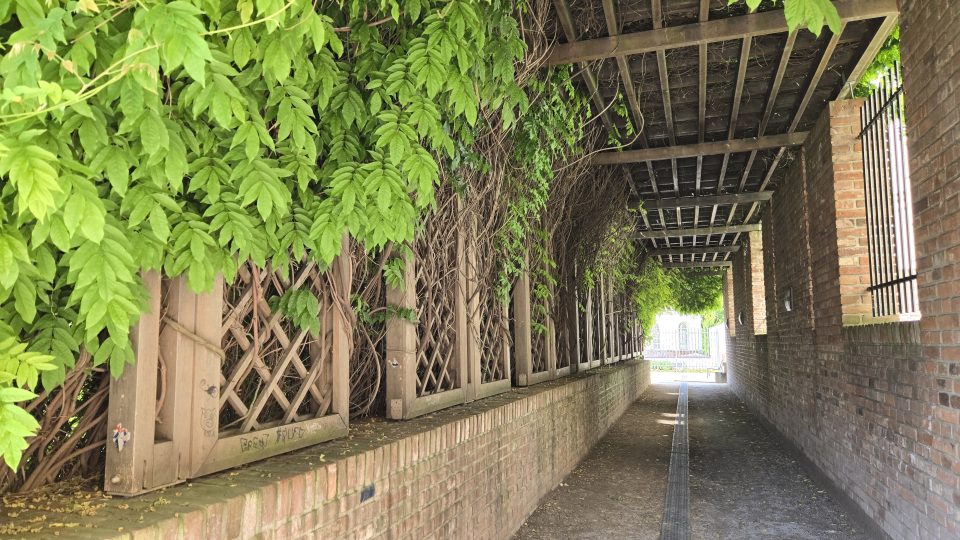 Na Jižních terasách je i tento působivý průchod