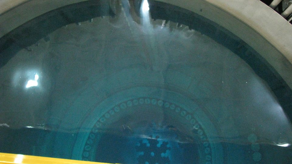 Pohled do jednoho z odstavených reaktorů (palivo skutečně modře září tzv. Čerenkovovým zářením).jpg